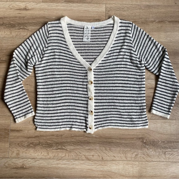 Sadie & Sage cardigan striped cropped big button v neck knit cardigan - Picture 2 of 8